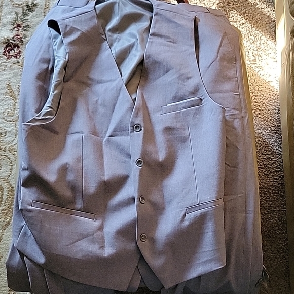 Grey Suit with pants, vest, and tie - Picture 5 of 6